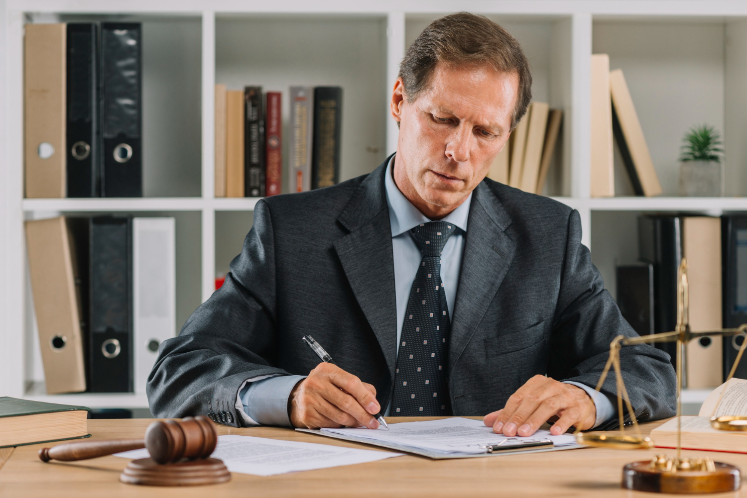 Cabinet d'avocat avec codes juridiques