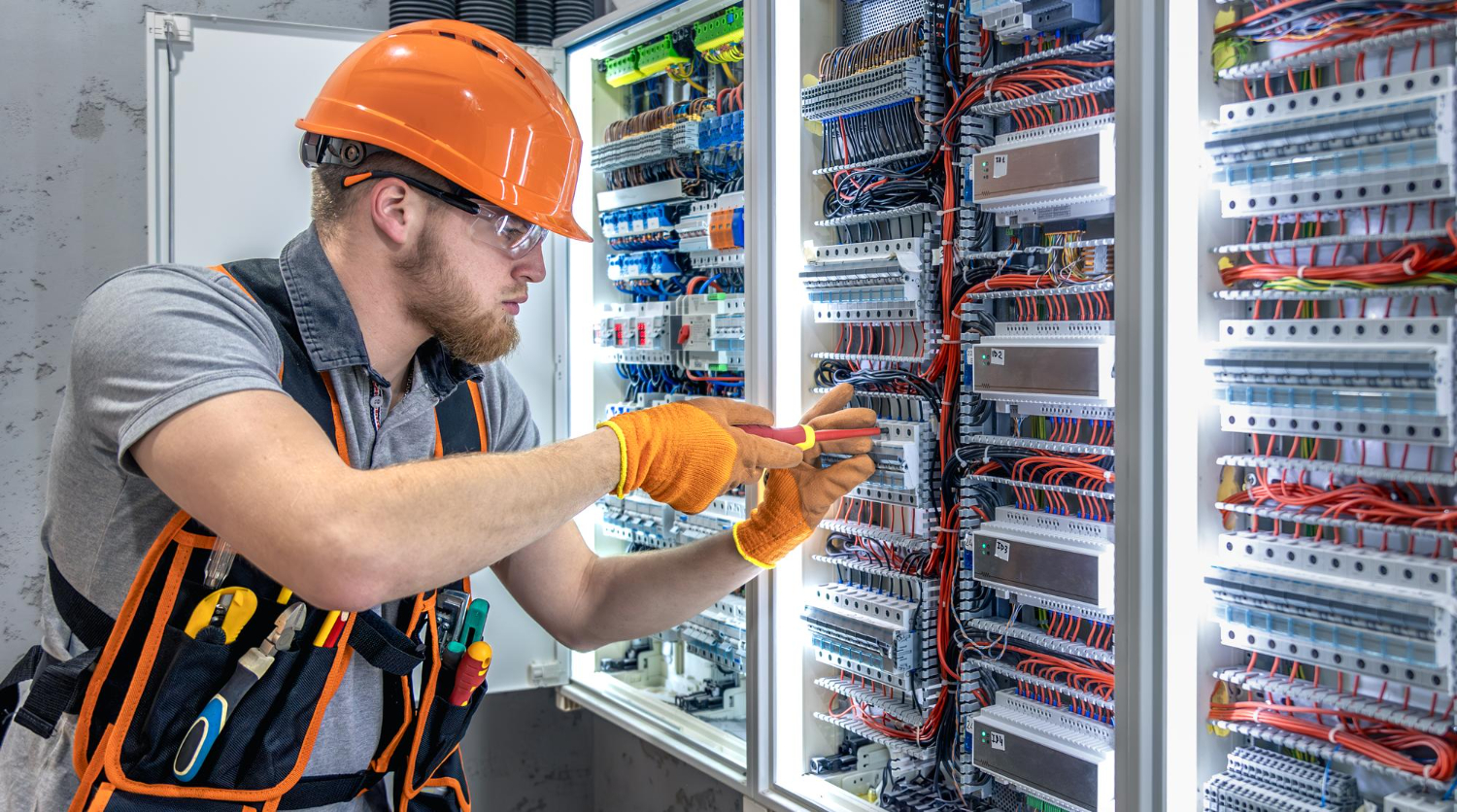 Électricien travaillant sur un tableau