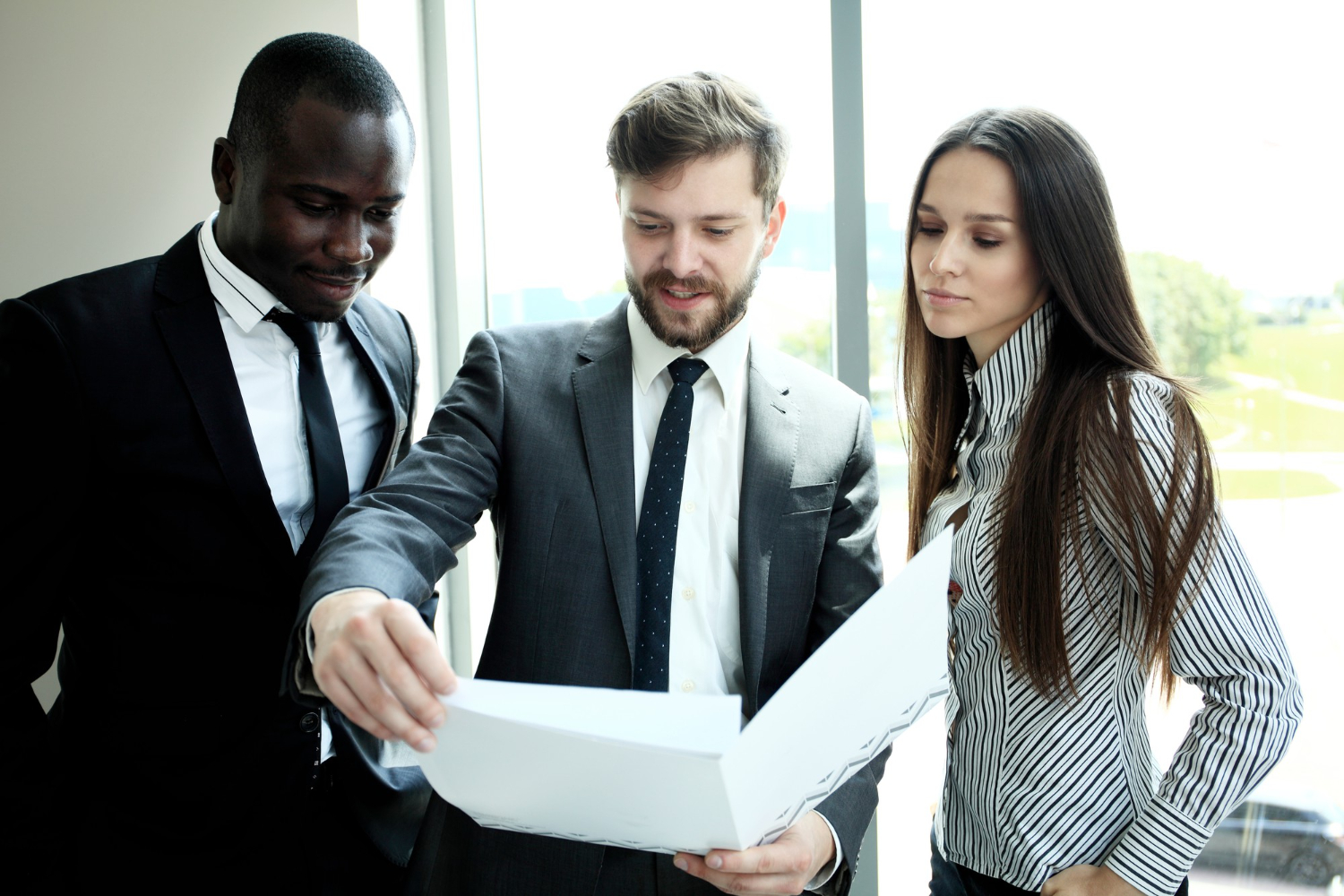 Consultant en réunion avec un client